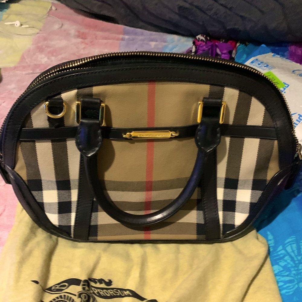 Burberry purse like new with duster